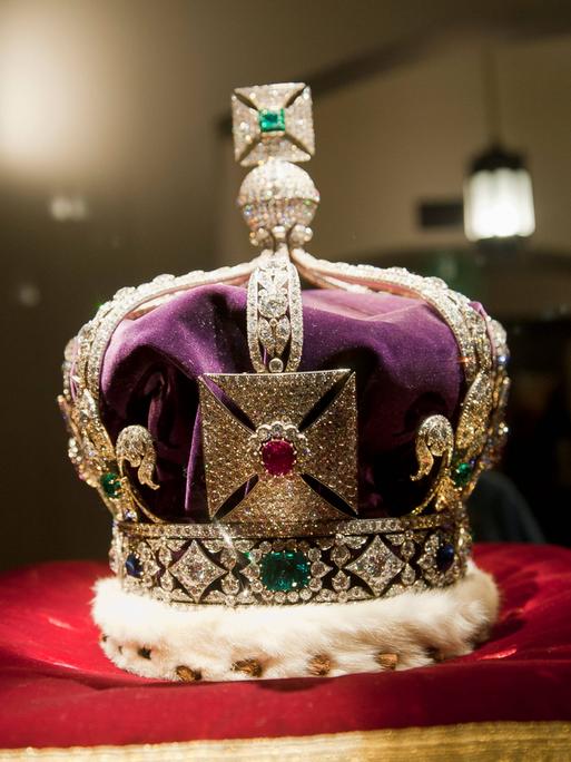 Zu sehen: Die Imperial State Crown, die 2.868 Diamanten, 273 Perlen, 17 Saphire, 11 Smaragde und 5 Rubine umfasst.