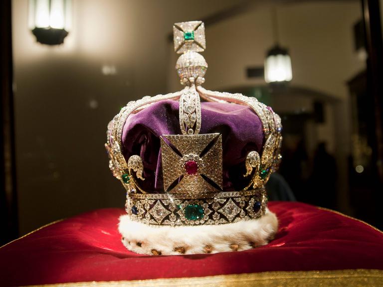 Zu sehen: Die Imperial State Crown, die 2.868 Diamanten, 273 Perlen, 17 Saphire, 11 Smaragde und 5 Rubine umfasst.