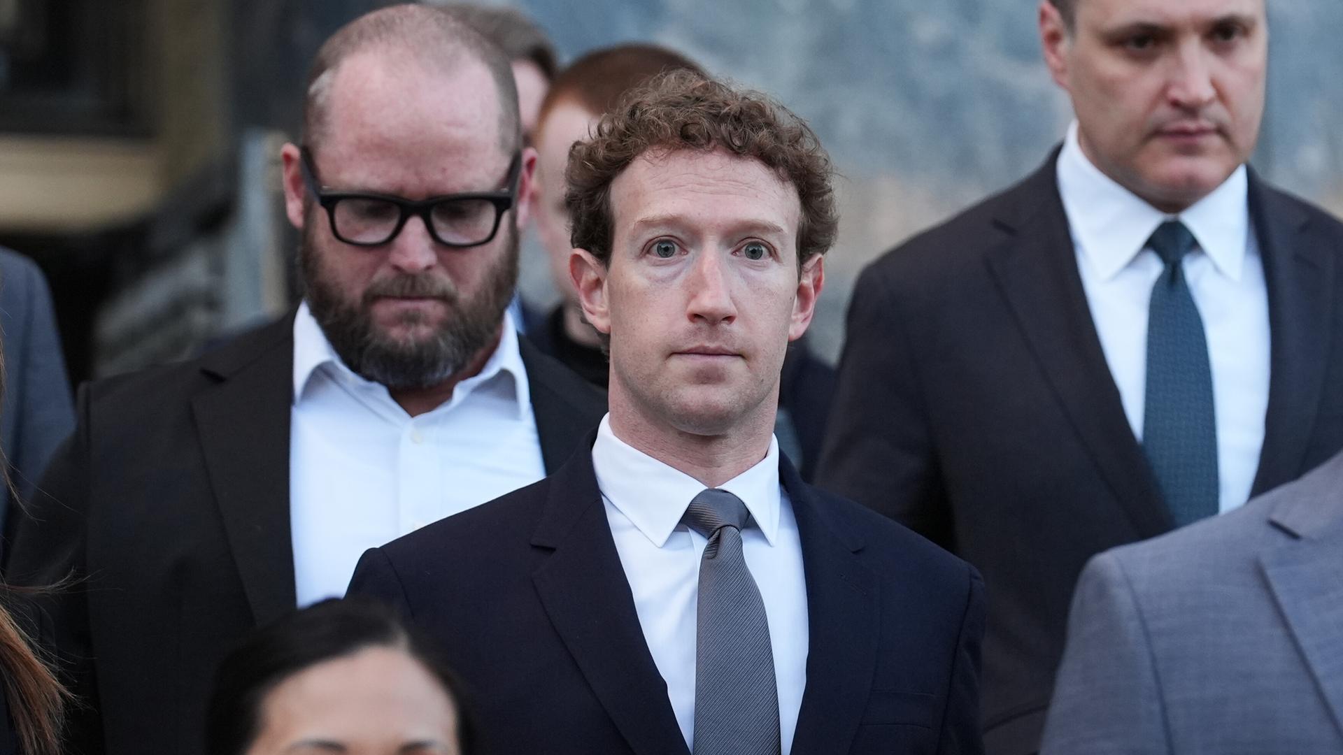 Mark Zuckerberg mit mehreren Menschen vor Gerichtsgebäude