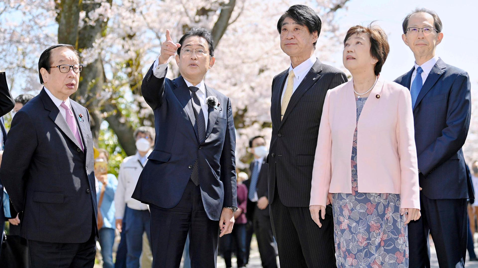 Der japanische Regierungschef Kishida zusammen mit Politikern in der Stadt Tomioka. Er zeigt mit der rechten Hand nach oben. Der japanische Regierungschef Kishida zusammen mit Politikern in der Stadt Tomioka. Er zeigt mit der rechten Hand nach oben.