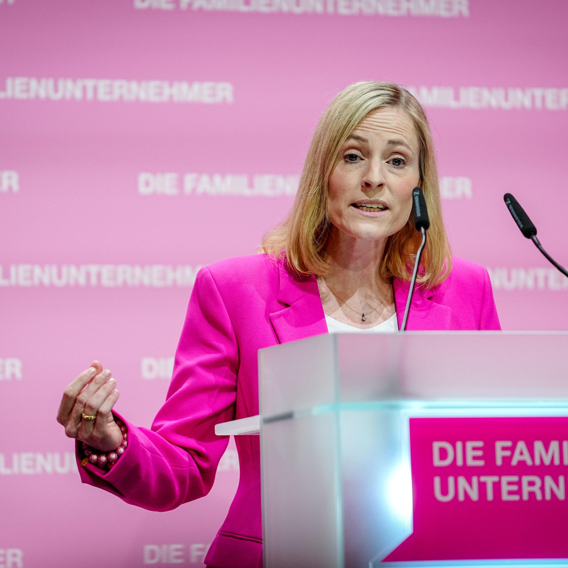 Umgang mit der AfD - Familienunternehmer-Verband vollzieht komplette Kehrtwende