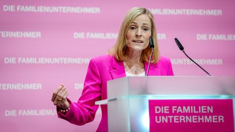 Marie-Christine Ostermann, Präsidenten des Wirtschaftsverbands "Die Familienunternehmer", spricht an einem Podium