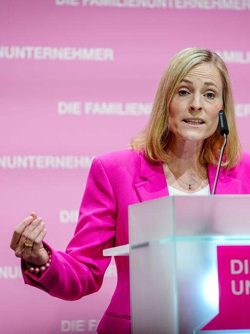 Marie-Christine Ostermann, Präsidenten des Wirtschaftsverbands "Die Familienunternehmer", spricht an einem Podium