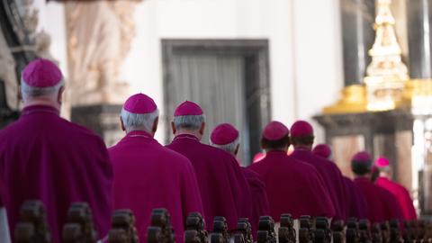 Bischöfe nehmen an einem Gottesdienst teil. 