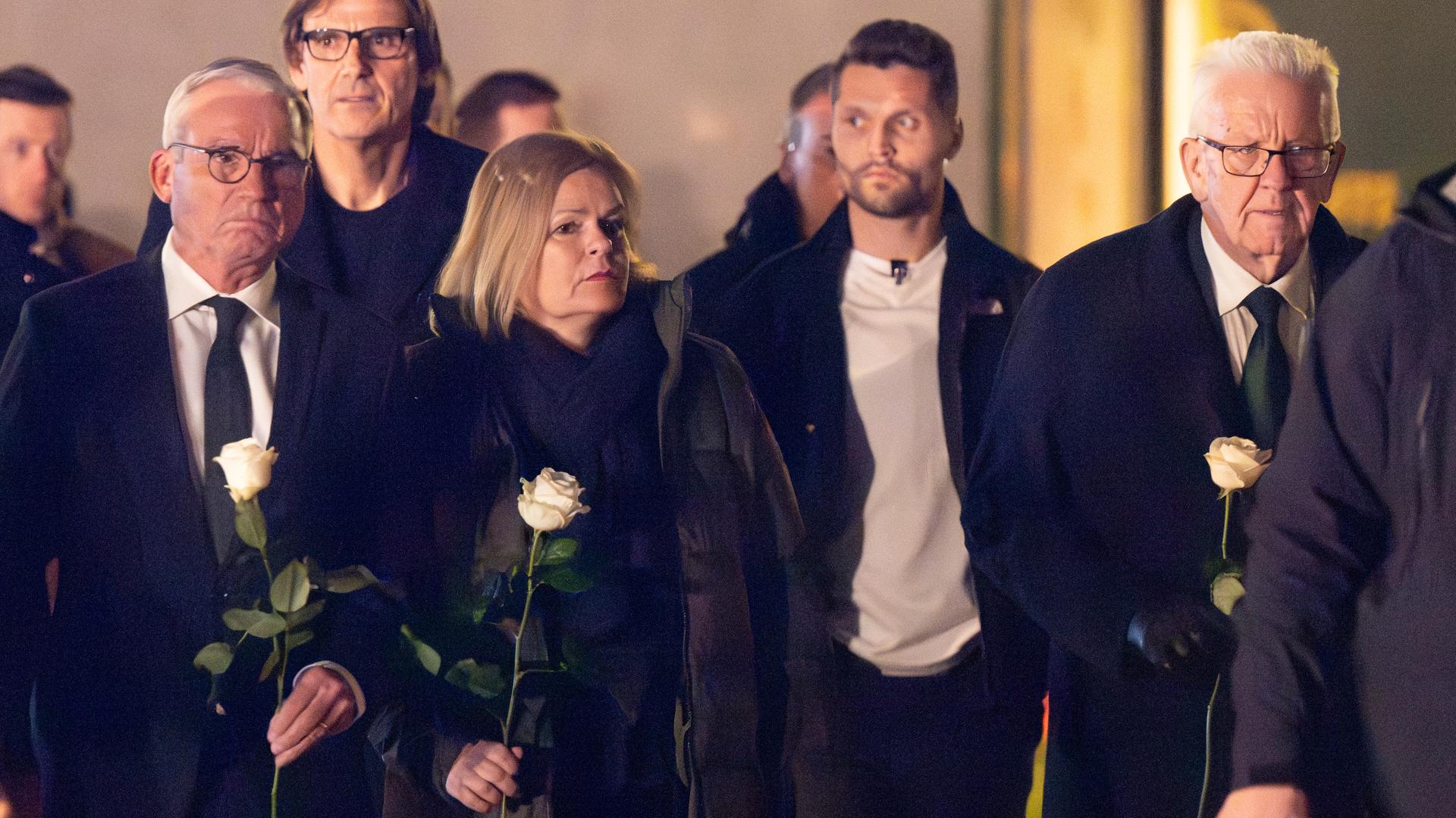 Mannheim: Baden-Württembergs Ministerpräsident Winfried Kretschmann Bundesinnenministerin Nancy Faeser, Landesinnenminister Thomas Strobl kommen zum Paradeplatz in der Innenstadt für ein Statement. 