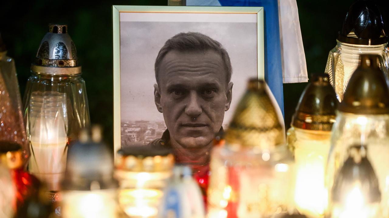 Grablichter und Kerzen stehen vor einem Foto des verstorbenen russischen Oppositionellen Alexej Nawalny.
