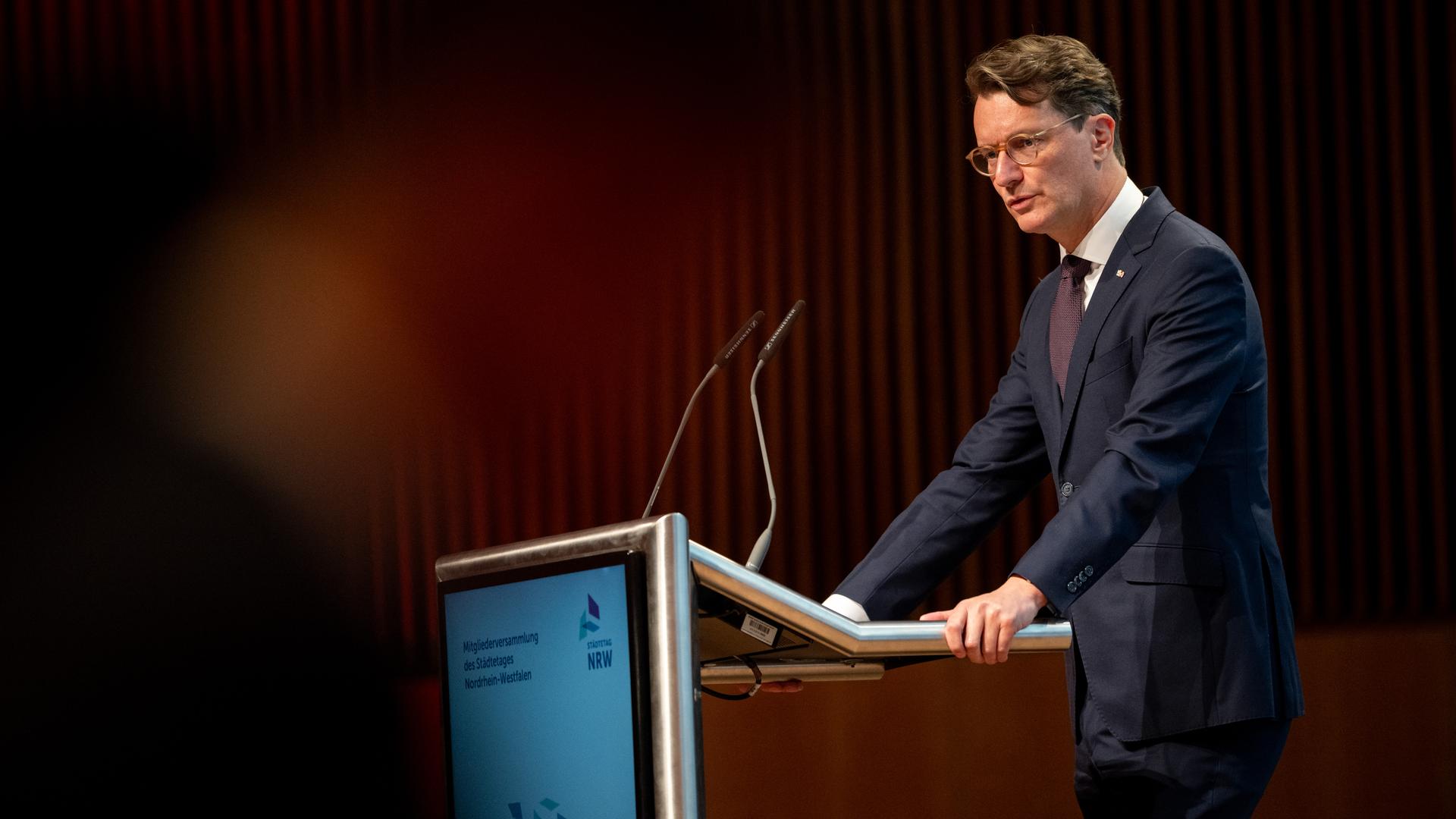 Oberhausen: Hendrik Wüst, Ministerpräsident von Nordrhein-Westfalen, spricht zu den Zuschauern.