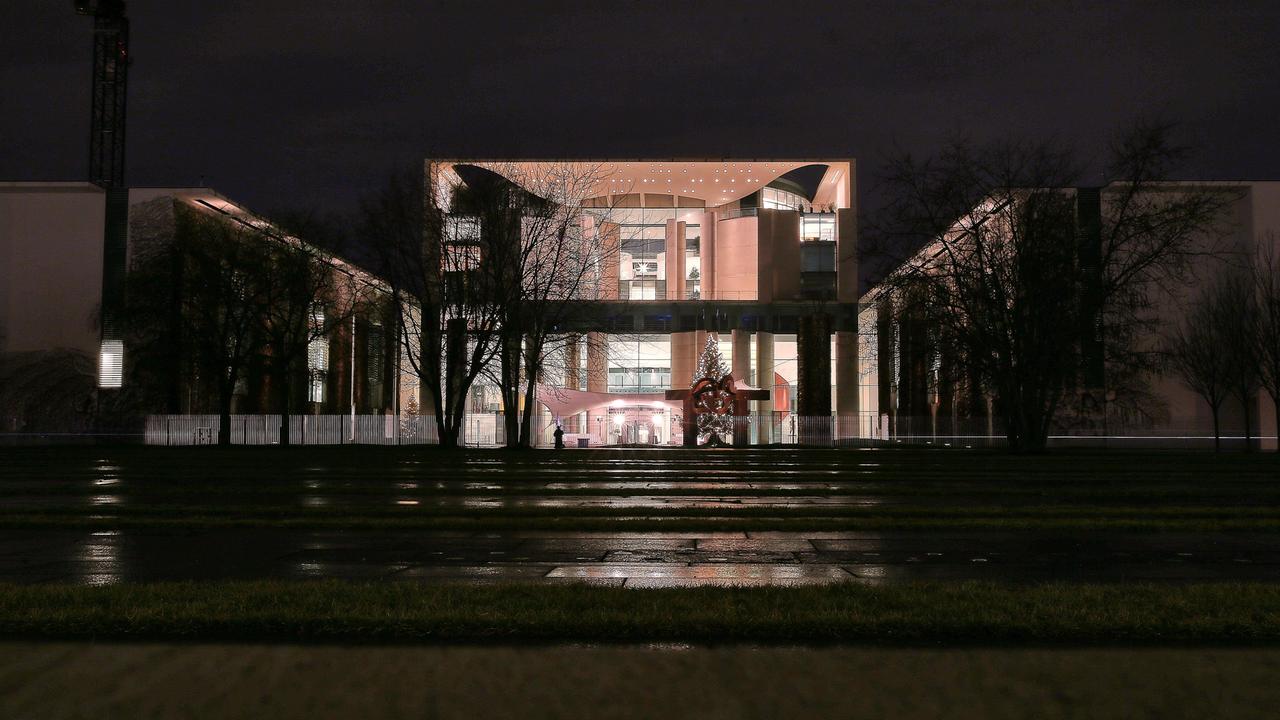 Das Bundeskanzleramt in Berlin am Abend in der Außenansicht
