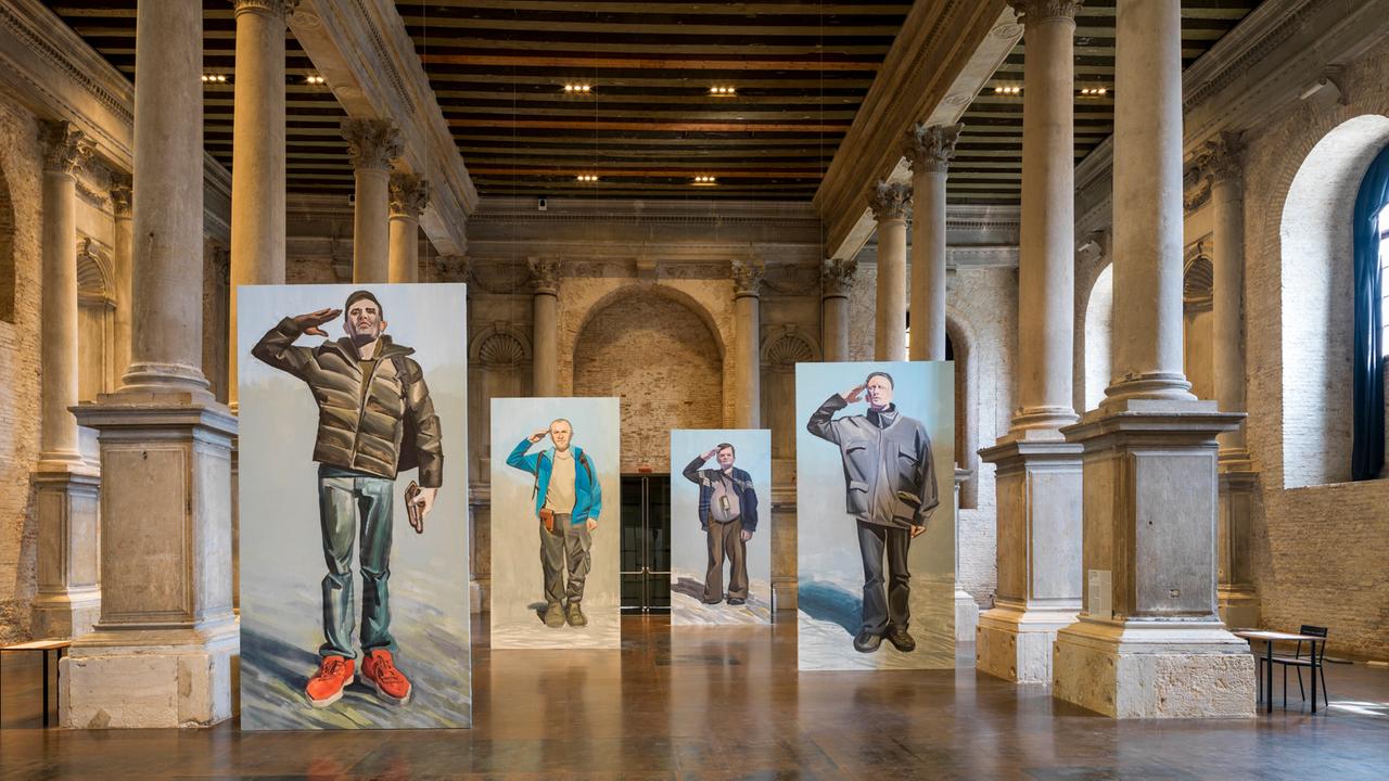 In einer Kirche in Venedig stellt Lesia Khomenko mit weiteren ukrainischen Künstlern aus. Sie malt Menschen in Zivilkleidung, die jetzt in der territorialen Landesverteidigung tätig sind.