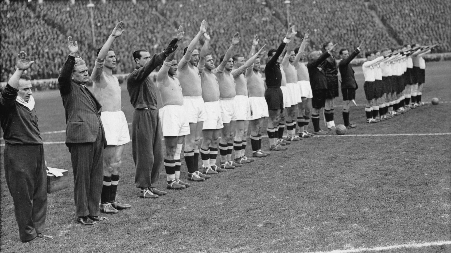 Deutsche Fußballer beim Hitler-Gruß - um 1935.