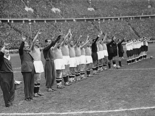 Deutsche Fußballer beim Hitler-Gruß - um 1935.