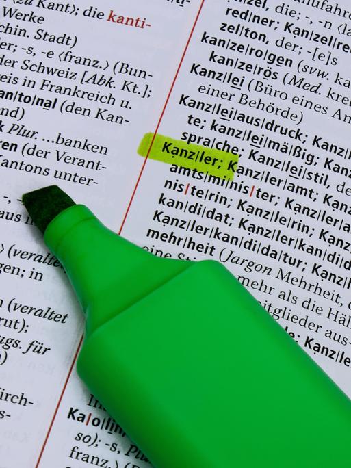 In einem Duden wurde das Wort Kanzler markiert, daneben ein Textmarker.