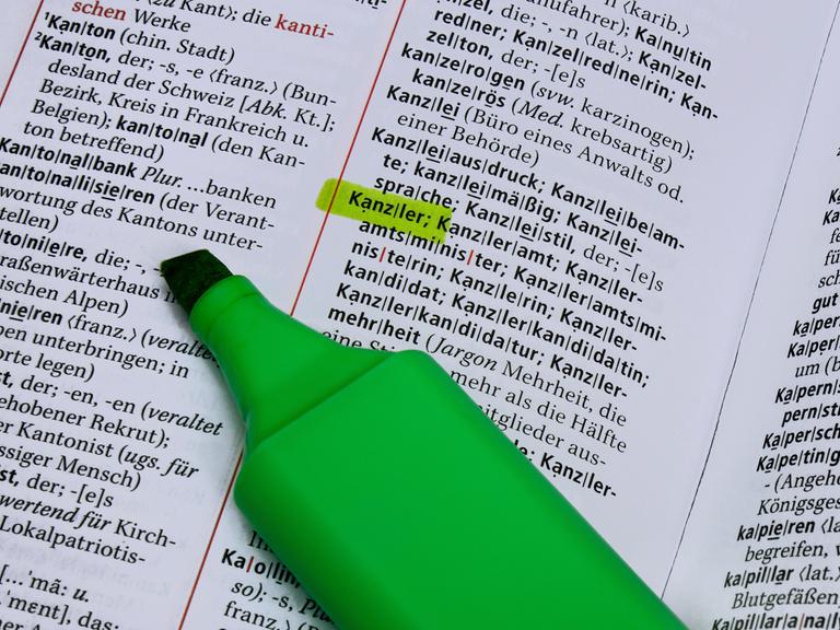 In einem Duden wurde das Wort Kanzler markiert, daneben ein Textmarker.