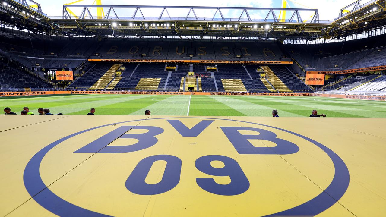 Ein Banner mit dem BVB-Logo ist über das Spielfeld im Signal-Iduna-Park gespannt.