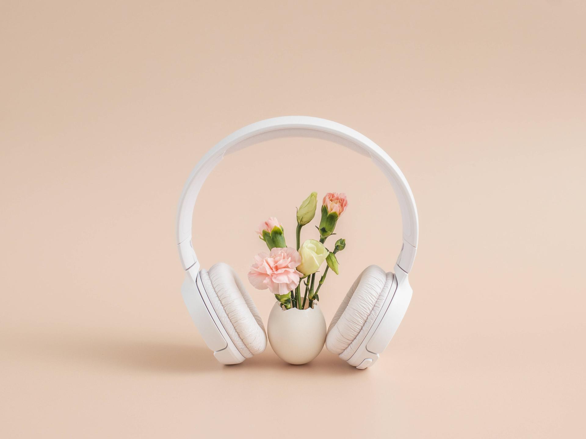 Kopfhörer umschliessen eine kleinen Blumenstrauß.