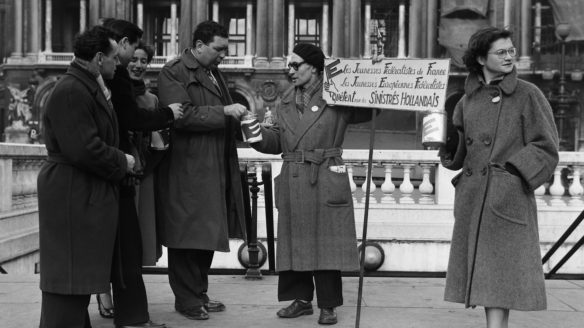 1. Februar 1953: Mitglieder der Jungen Europäischen Föderalisten sammeln vor der Oper in Paris Spenden für die holländischen Flutopfer. - / Foto, 10. Februar 1953.
