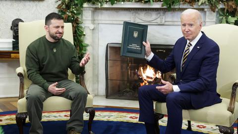 US-Präsident Joe Biden mit dem ukrainischen Präsidenten Wolodymyr Selenskyj