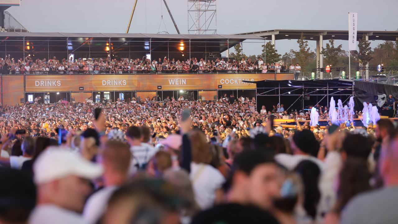 Festivalbesucher stehen bei einem Auftritt von Mark Forster vor der Bühne beim Glücksgefühle-Festival am Hockenheimring. 