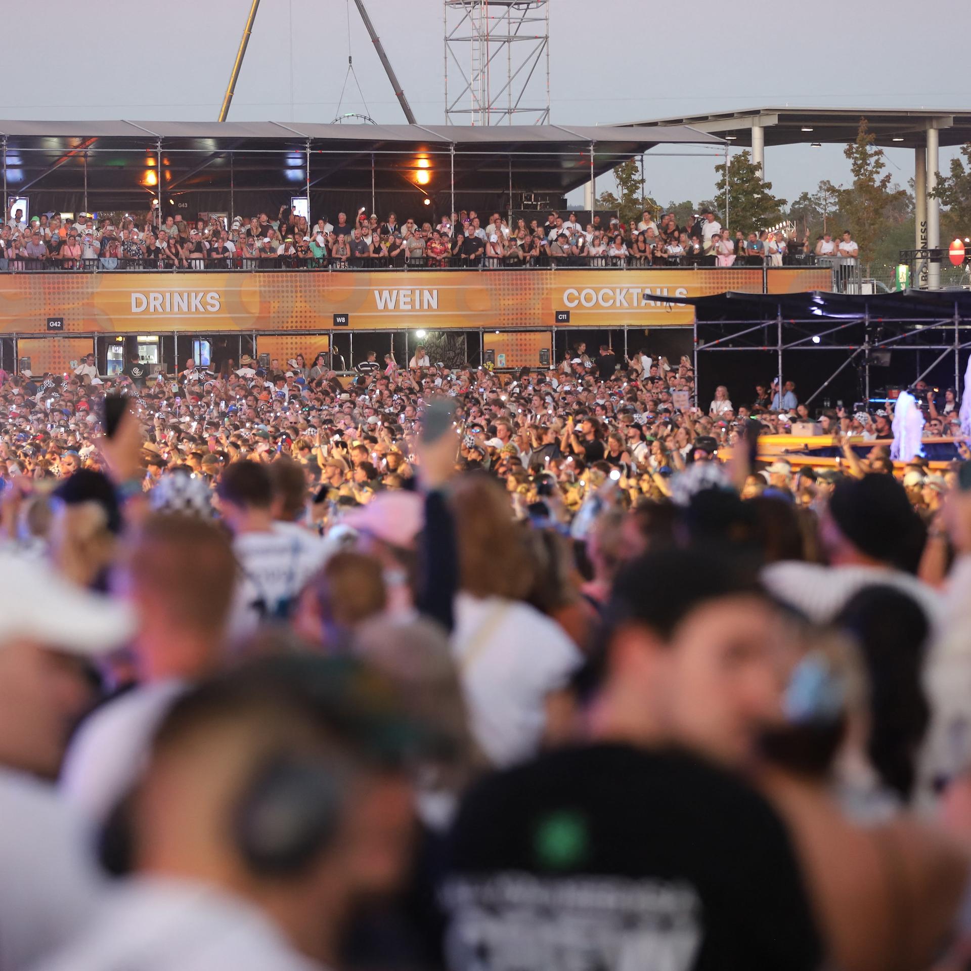 Festivalbesucher stehen bei einem Auftritt von Mark Forster vor der Bühne beim Glücksgefühle-Festival am Hockenheimring. 