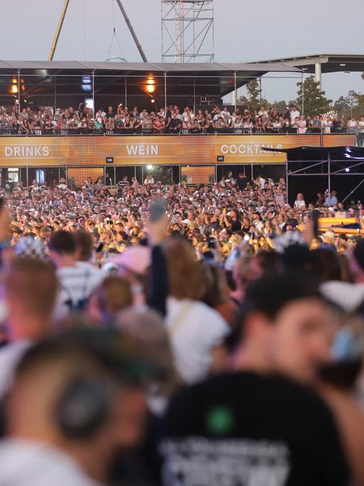 Festivalbesucher stehen bei einem Auftritt von Mark Forster vor der Bühne beim Glücksgefühle-Festival am Hockenheimring. Festivalbesucher stehen bei einem Auftritt von Mark Forster vor der Bühne beim Glücksgefühle-Festival am Hockenheimring.