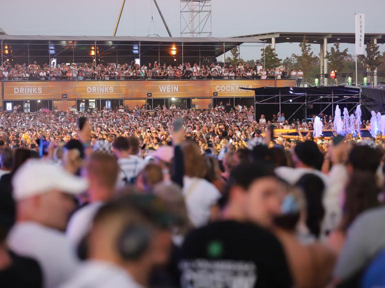 Festivalbesucher stehen bei einem Auftritt von Mark Forster vor der Bühne beim Glücksgefühle-Festival am Hockenheimring. Festivalbesucher stehen bei einem Auftritt von Mark Forster vor der Bühne beim Glücksgefühle-Festival am Hockenheimring.