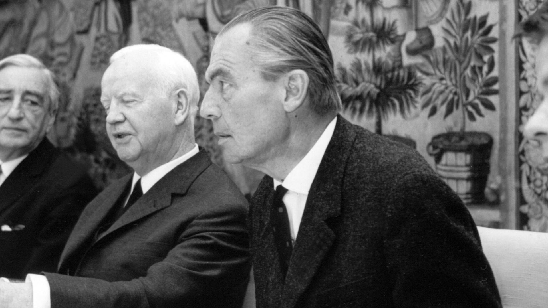 Schriftsteller im Gespräch mit dem Bundespräsidenten: Winfried Martini, Heinrich Lübke, Hans Erich Nossack und Siegfried Lenz, 1966