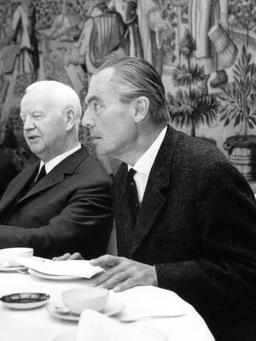 Schriftsteller im Gespräch mit dem Bundespräsidenten: Winfried Martini, Heinrich Lübke, Hans Erich Nossack und Siegfried Lenz, 1966
