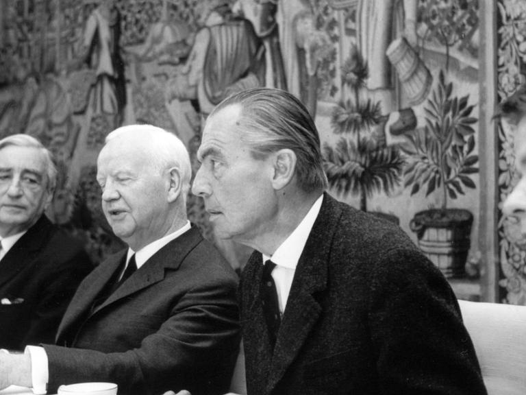 Schriftsteller im Gespräch mit dem Bundespräsidenten: Winfried Martini, Heinrich Lübke, Hans Erich Nossack und Siegfried Lenz, 1966