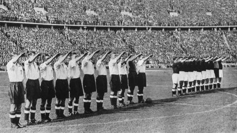Deutsche und englische Fußball-Nationalspieler mit Hitlergruß im Berliner Olympiastadion
