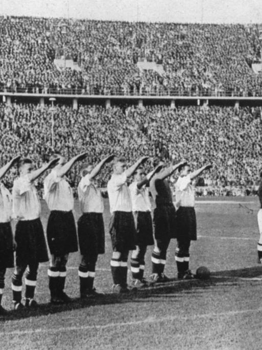 Deutsche und englische Fußball-Nationalspieler mit Hitlergruß im Berliner Olympiastadion