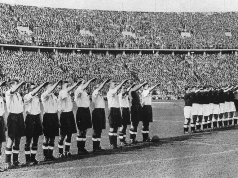 Deutsche und englische Fußball-Nationalspieler mit Hitlergruß im Berliner Olympiastadion
