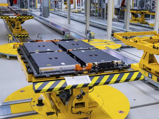 Serienproduktion von Antriebsbatterien für vollelektrische Fahrzeuge bei Mercedes-Benz in Kamenz.