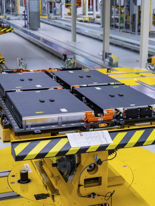 Serienproduktion von Antriebsbatterien für vollelektrische Fahrzeuge bei Mercedes-Benz in Kamenz.