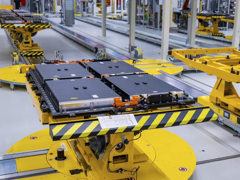 Serienproduktion von Antriebsbatterien für vollelektrische Fahrzeuge bei Mercedes-Benz in Kamenz.