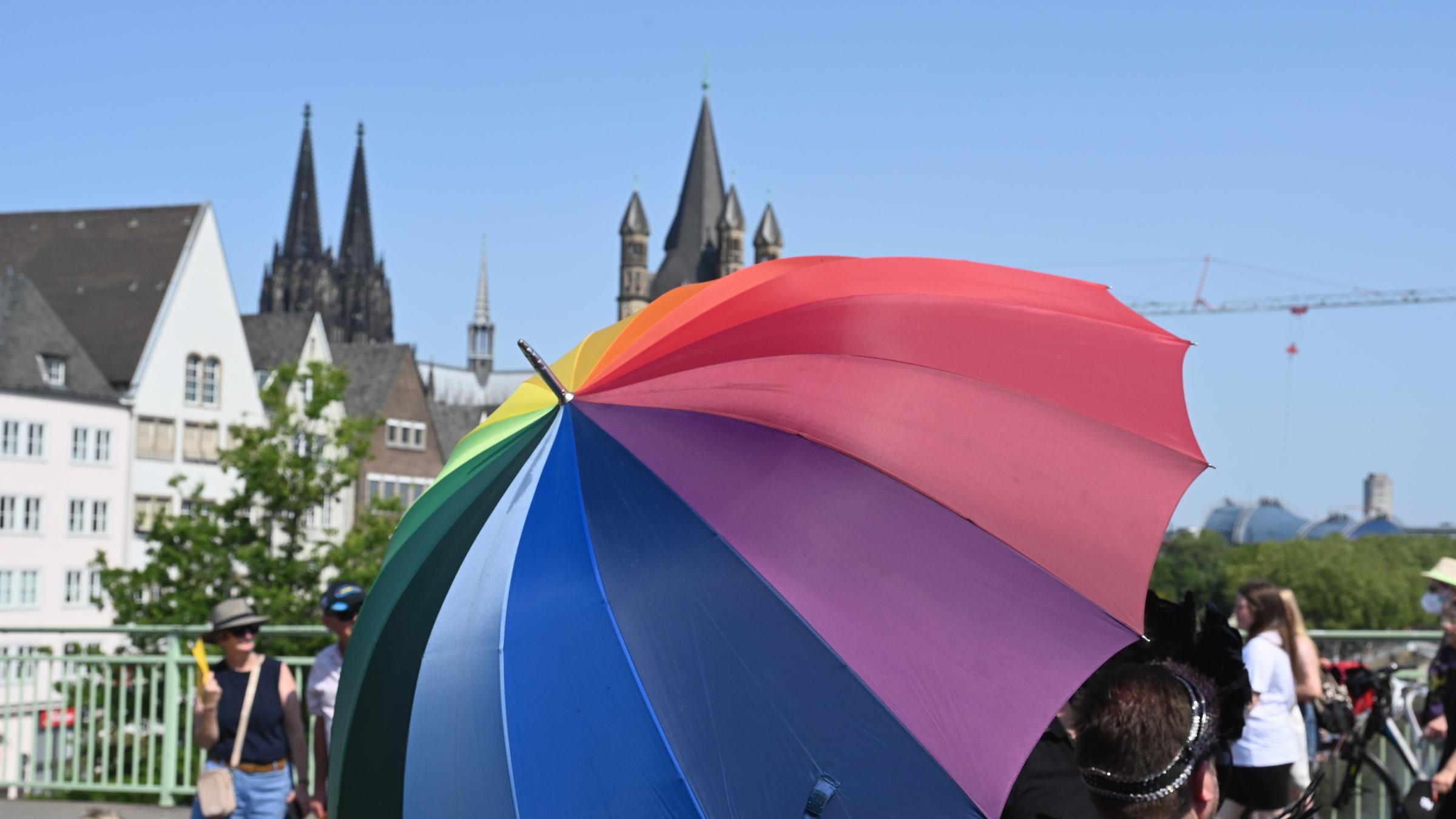 Teilnehmer des Christopher Street Day (CSD) in Köln. An der Parade mit dem diesjährigen Motto ÂFür Menschenrechte - Viele. Gemeinsam. Stark! ! nahmen über 200 Gruppen von Lesben und Schwulen teil. Sie demonstrierten für mehr gesellschaftliche Akzeptanz und die rechtliche Gleichstellung von Schwulen, Lesben, Transgender und Bisexueller. Teilnehmer des Christopher Street Day (CSD) in Köln. An der Parade mit dem diesjährigen Motto ÂFür Menschenrechte - Viele. Gemeinsam. Stark! ! nahmen über 200 Gruppen von Lesben und Schwulen teil. Sie demonstrierten für mehr gesellschaftliche Akzeptanz und die rechtliche Gleichstellung von Schwulen, Lesben, Transgender und Bisexueller.