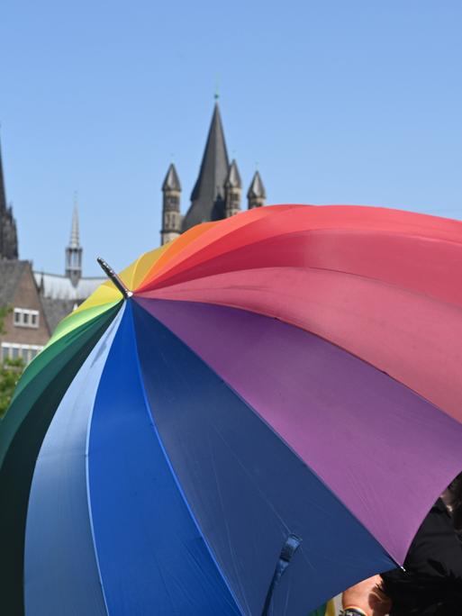 Teilnehmer des Christopher Street Day (CSD) in Köln. An der Parade mit dem diesjährigen Motto ÂFür Menschenrechte - Viele. Gemeinsam. Stark! !Â nahmen über 200 Gruppen von Lesben und Schwulen teil. Sie demonstrierten für mehr gesellschaftliche Akzeptanz und die rechtliche Gleichstellung von Schwulen, Lesben, Transgender und Bisexueller.