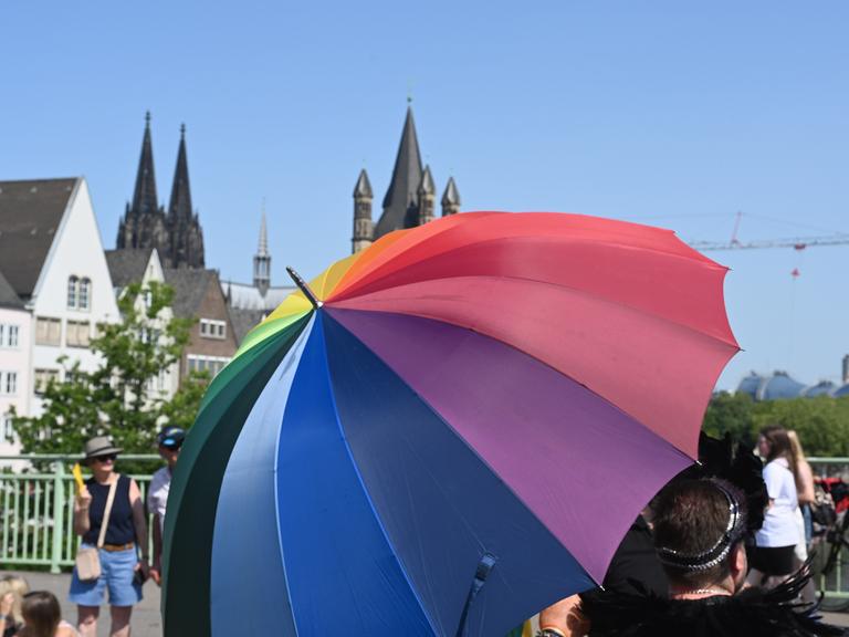 Teilnehmer des Christopher Street Day (CSD) in Köln. An der Parade mit dem diesjährigen Motto ÂFür Menschenrechte - Viele. Gemeinsam. Stark! !Â nahmen über 200 Gruppen von Lesben und Schwulen teil. Sie demonstrierten für mehr gesellschaftliche Akzeptanz und die rechtliche Gleichstellung von Schwulen, Lesben, Transgender und Bisexueller.