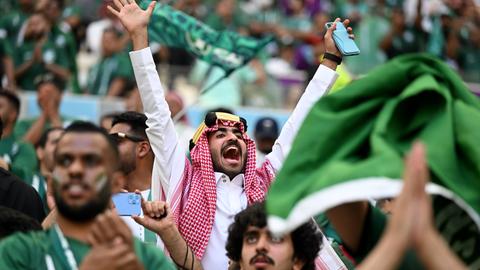 Dieser Fan hat Grund zu jubeln: Saudi-Arabien besiegt bei der WM in Katar den früheren Weltmeister Argentinien in der Vorrunde. 