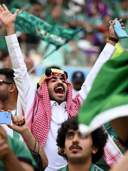 Dieser Fan hat Grund zu jubeln: Saudi-Arabien besiegt bei der WM in Katar den früheren Weltmeister Argentinien in der Vorrunde. 