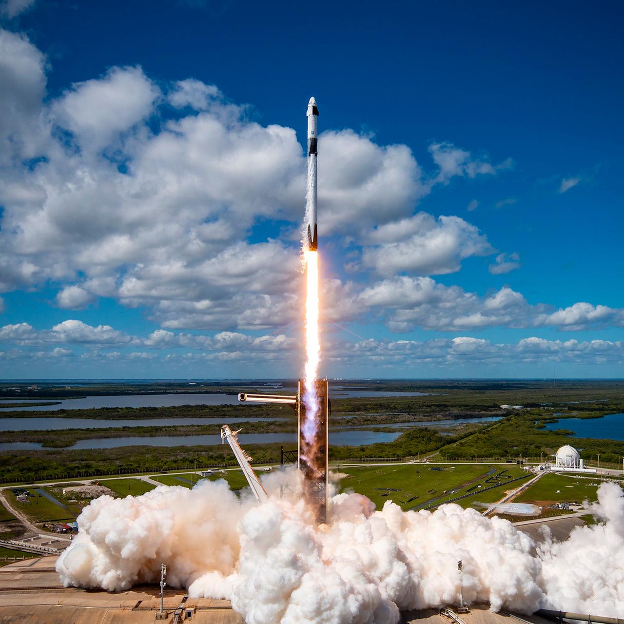 Eine Falcon-9-Rakete startet und hinterlässt einen großen Feuerschweif.