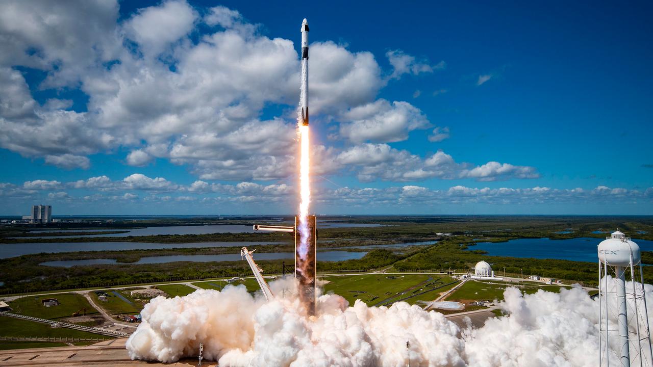 Eine Falcon-9-Rakete startet und hinterlässt einen großen Feuerschweif.