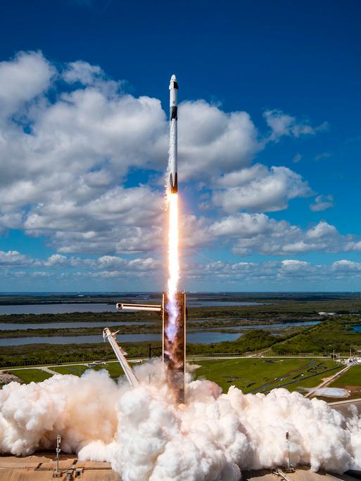 Eine Falcon-9-Rakete startet und hinterlässt einen großen Feuerschweif.