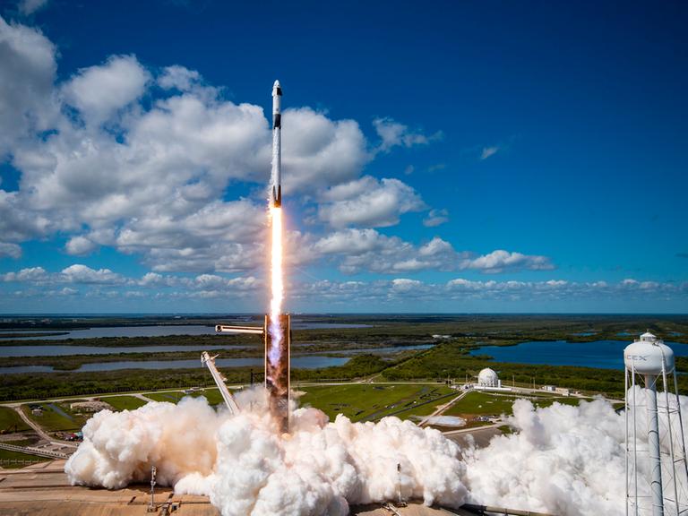 Eine Falcon-9-Rakete startet und hinterlässt einen großen Feuerschweif.