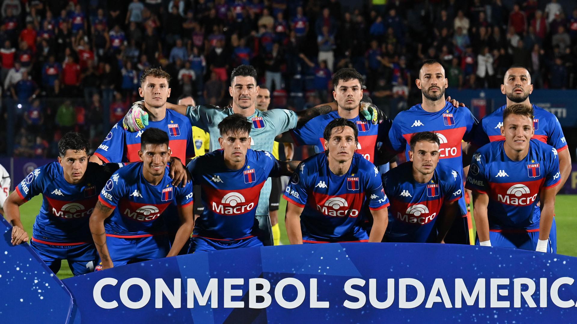 Ein Gruppenfoto der Tigre-Spieler vor dem Spiel gegen Sao Paulo in der Copa Sudamericana. Ein Gruppenfoto der Tigre-Spieler vor dem Spiel gegen Sao Paulo in der Copa Sudamericana.