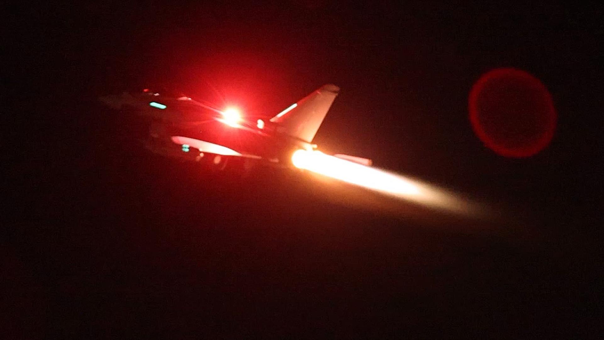 Ein Kampfjet startet vor dunklem Nachthimmel