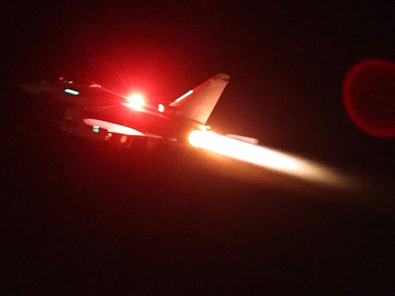 Ein Kampfjet startet vor dunklem Nachthimmel