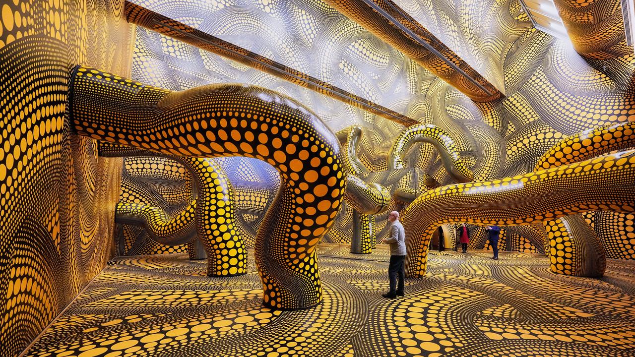 Besucher der Ausstellung im Kölner Museum Ludwig gehen durch das Werk "Infinity Mirrored Room" der legendären japanischen Künstlerin Yayoi Kusama 