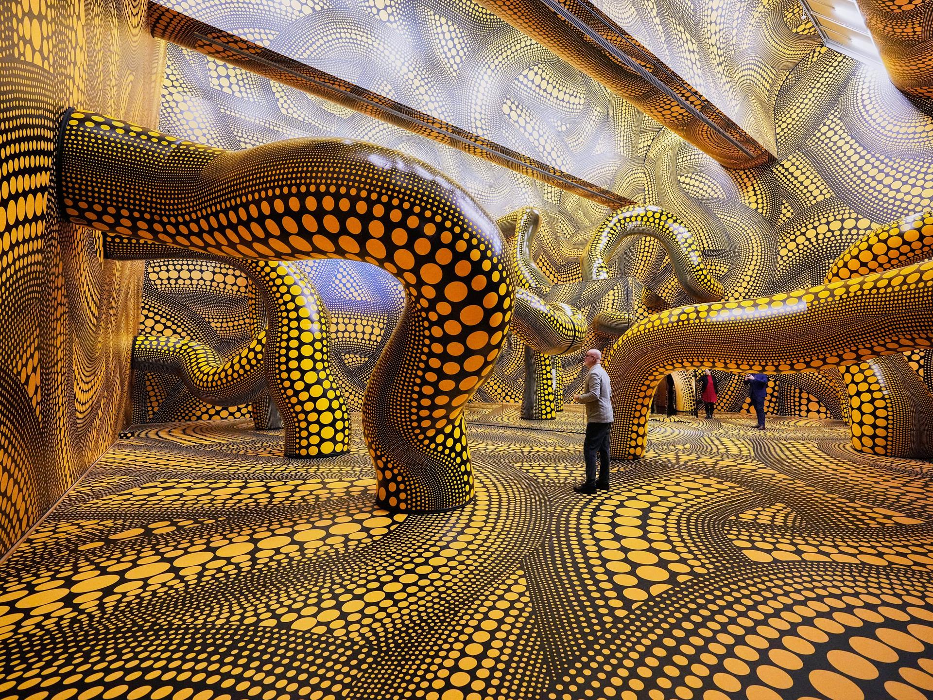 Besucher der Ausstellung im Kölner Museum Ludwig gehen durch das Werk "Infinity Mirrored Room" der legendären japanischen Künstlerin Yayoi Kusama.