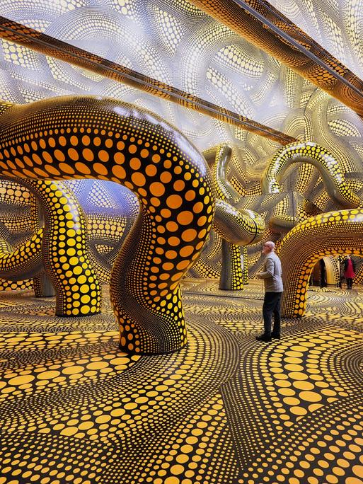Besucher der Ausstellung im Kölner Museum Ludwig gehen durch das Werk "Infinity Mirrored Room" der legendären japanischen Künstlerin Yayoi Kusama.