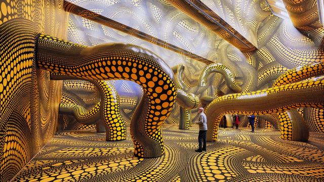 Besucher der Ausstellung im Kölner Museum Ludwig gehen durch das Werk "Infinity Mirrored Room" der legendären japanischen Künstlerin Yayoi Kusama.
